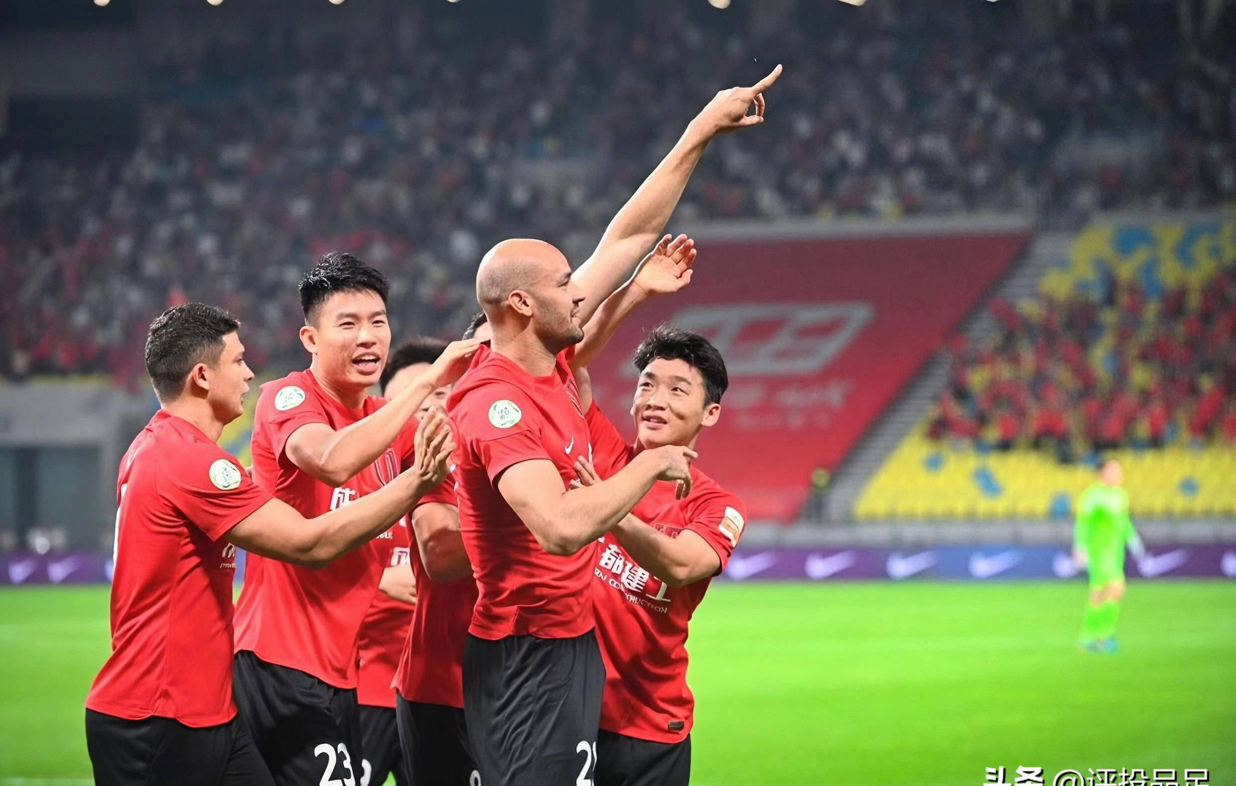 上海申花训练开放日，转会期扳平良机引欢呼，葡超在即，资深球员宣示担当的简单介绍