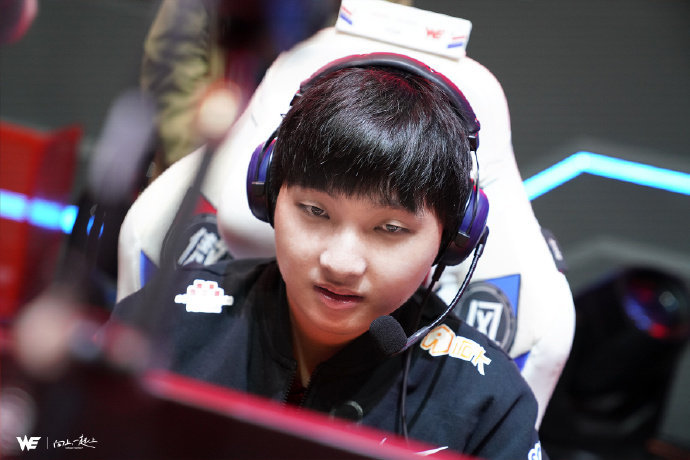 埃因霍温转会期主帅复盘清晨新疆广汇备战亚冠，Uzi连续十场比赛得分超过高光表现看傻球迷的简单介绍